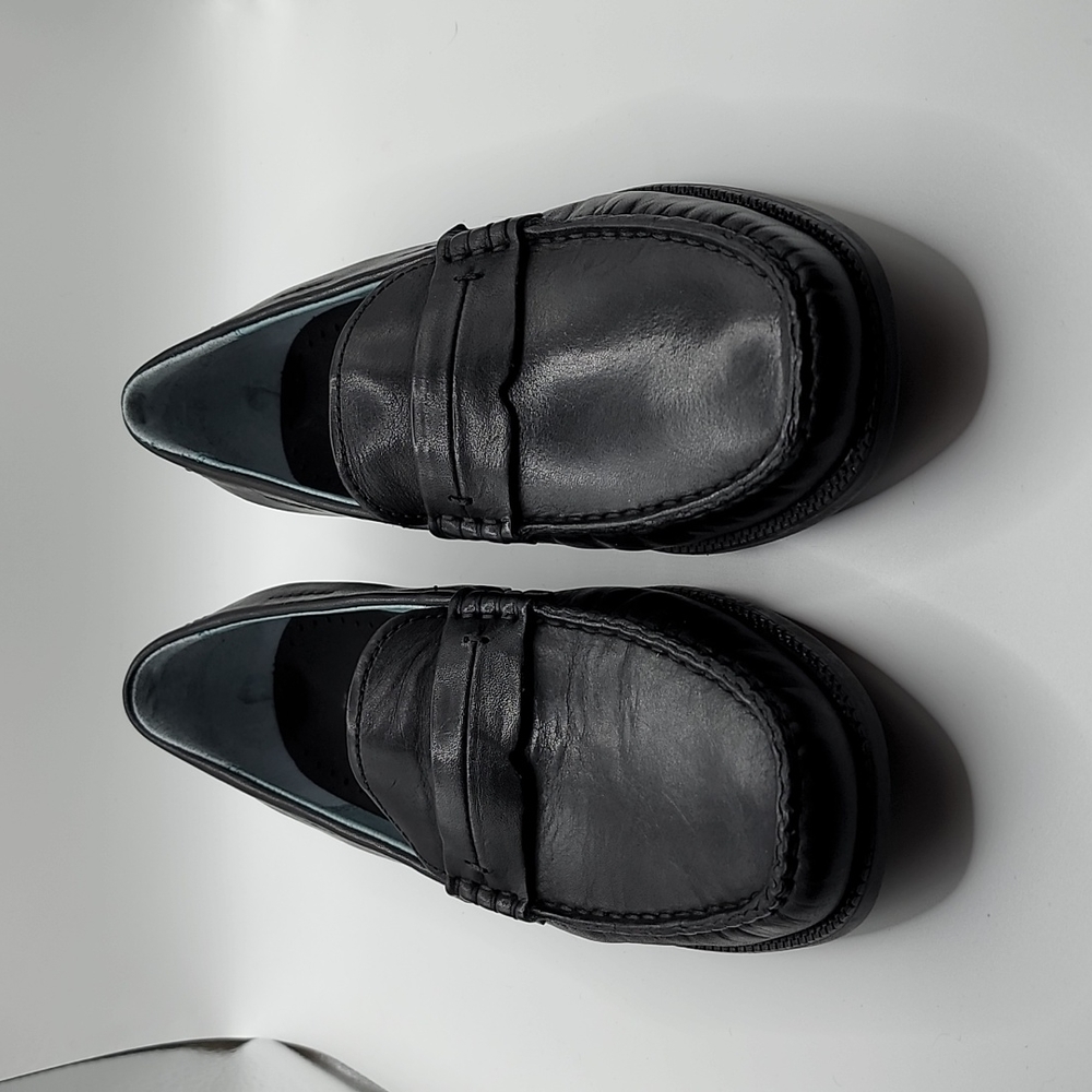 Sebago black leather size 6 penny loafers